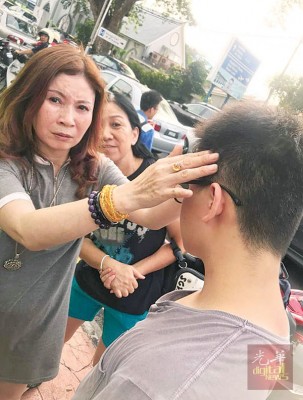 女事主的儿子相信与嫌犯有发生身体冲突,导致儿子的耳后、背部及手肘等擦伤。(马来西亚《光华日报》) ..