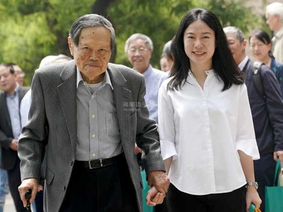 美国19岁小护士因贪遗产嫁89岁老头杨振宁还是我老婆好
